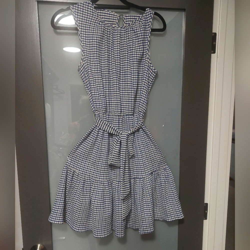 DKNY SUNDRESS PLAID WHITE AND BLUE PATTERN WITH A SOFT BELT.4 NWT DO NOT WRINKLE